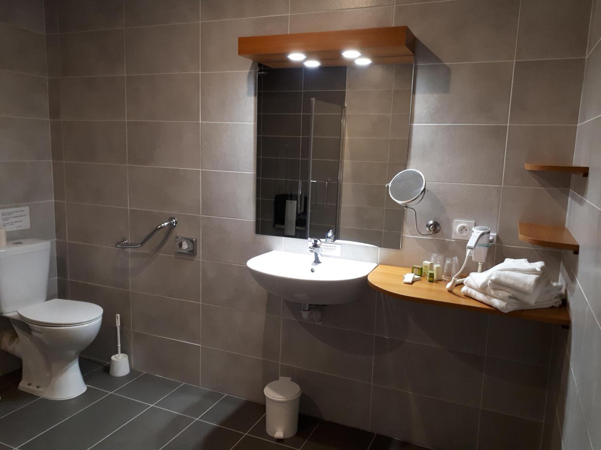 Logis Le Ceans Hotel 2*